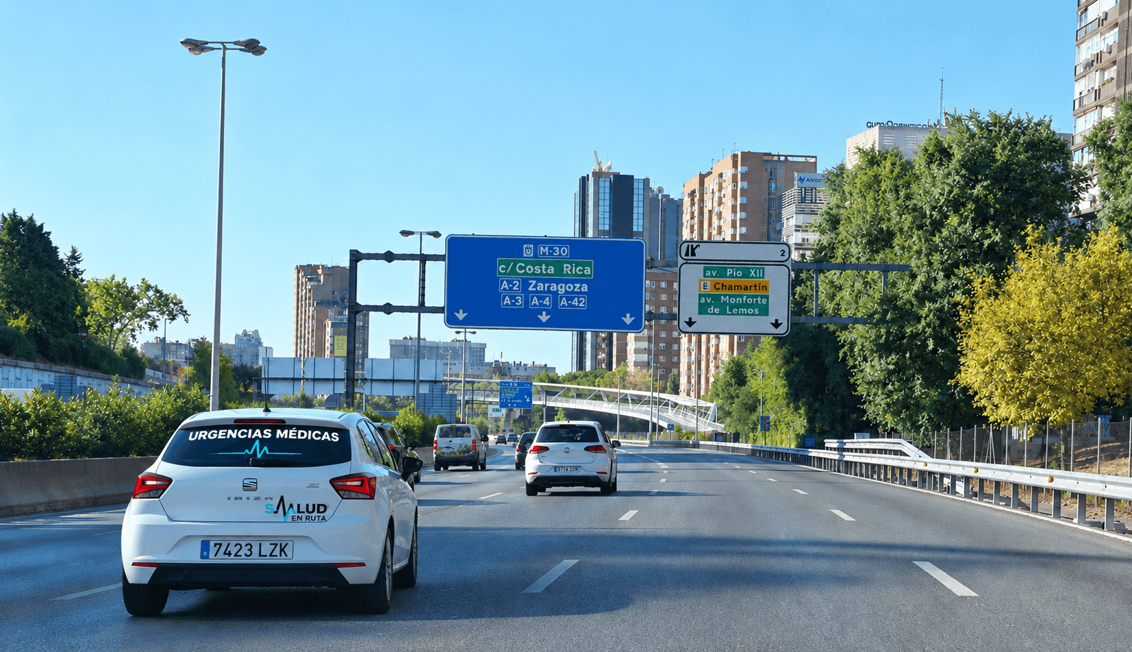 Coche de Salud en Ruta circulando por la M-30 de Madrid